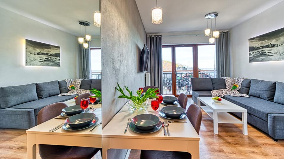 TV and multimedia, Seating area, Dining area