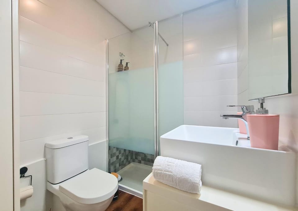 Shower, Toilet, Bathroom, towels