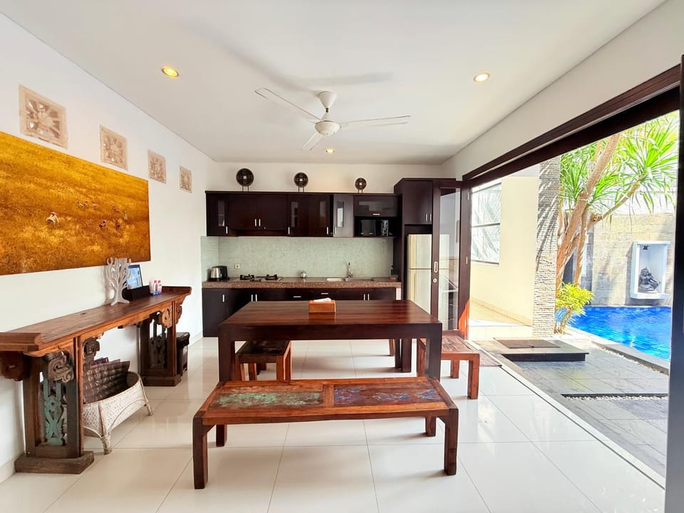 Kitchen or kitchenette, Seating area, Dining area