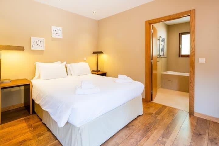 Bed, Bedroom, towels