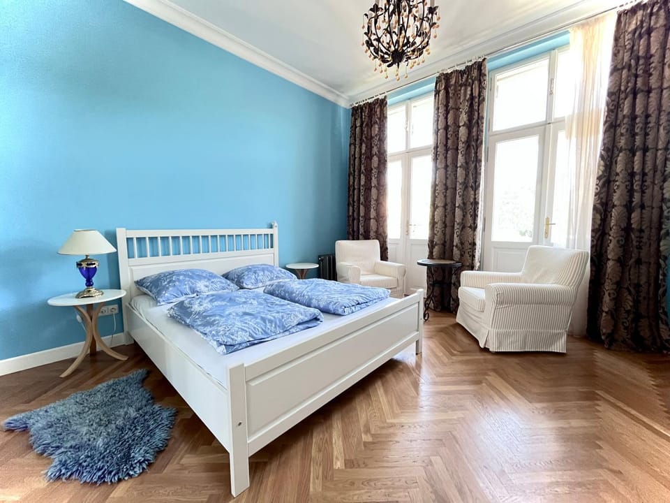Photo of the whole room, Bedroom