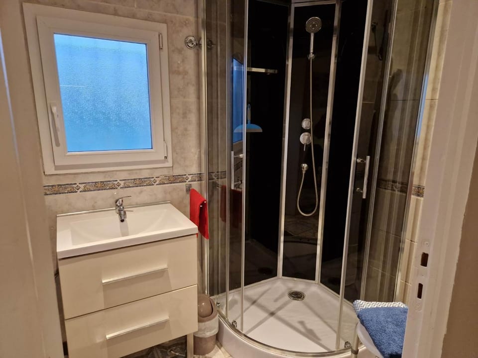 Shower, Toilet, Bathroom, towels