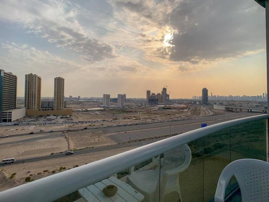 StoneTree - Furnished Studio in Peaceful Location Apartment in Dubai