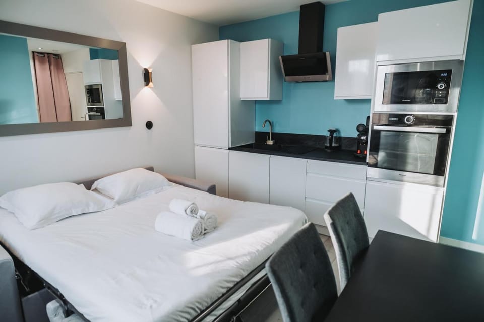 Bed, TV and multimedia, Kitchen or kitchenette, Photo of the whole room, Seating area