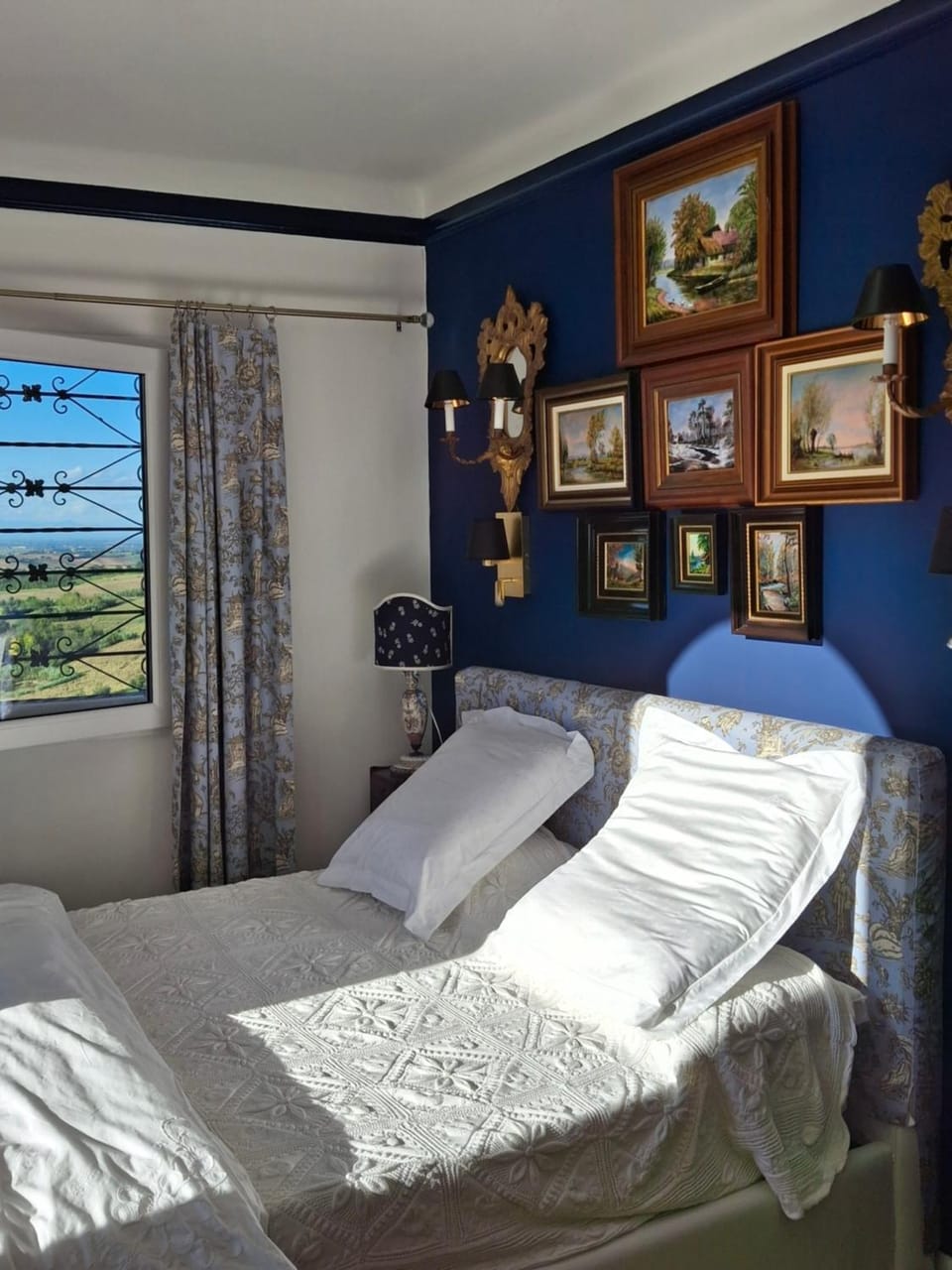 Bed, Photo of the whole room