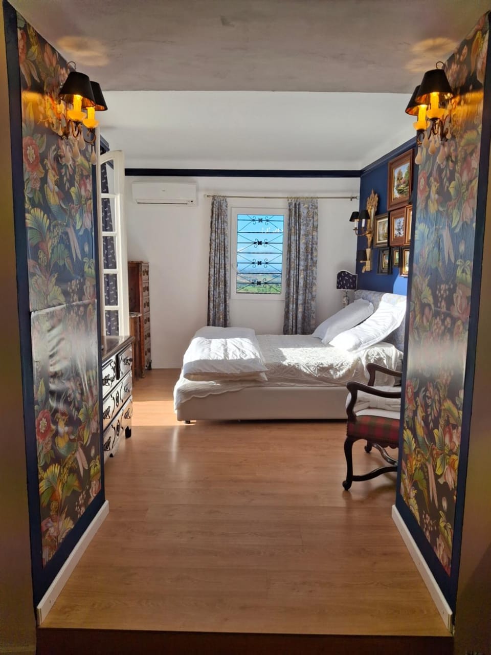 Bed, Photo of the whole room