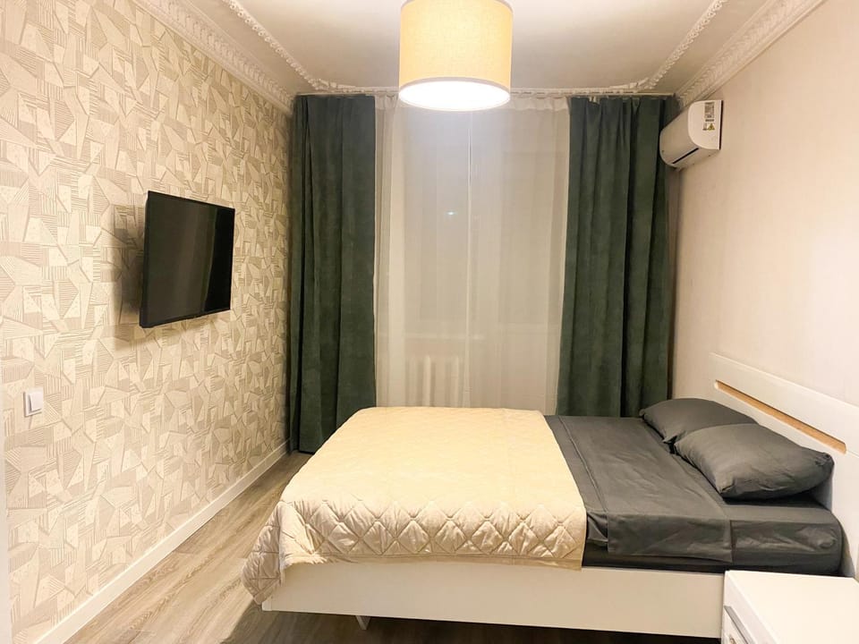 Bed, TV and multimedia, Bedroom
