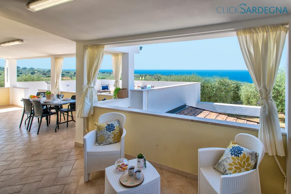 Natural landscape, View (from property/room), Balcony/Terrace, Dining area, Sea view