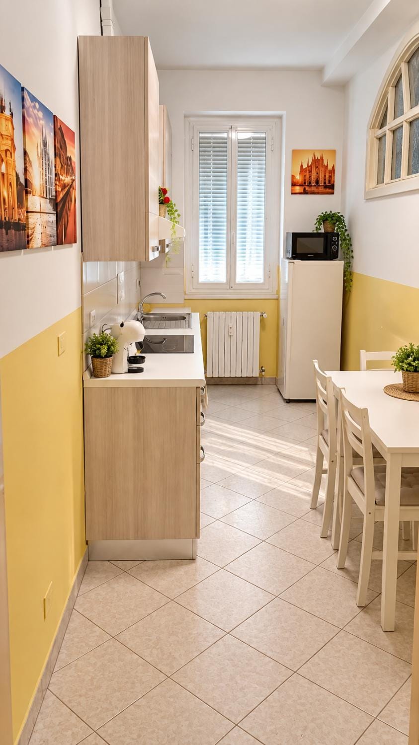 Kitchen or kitchenette, Dining area