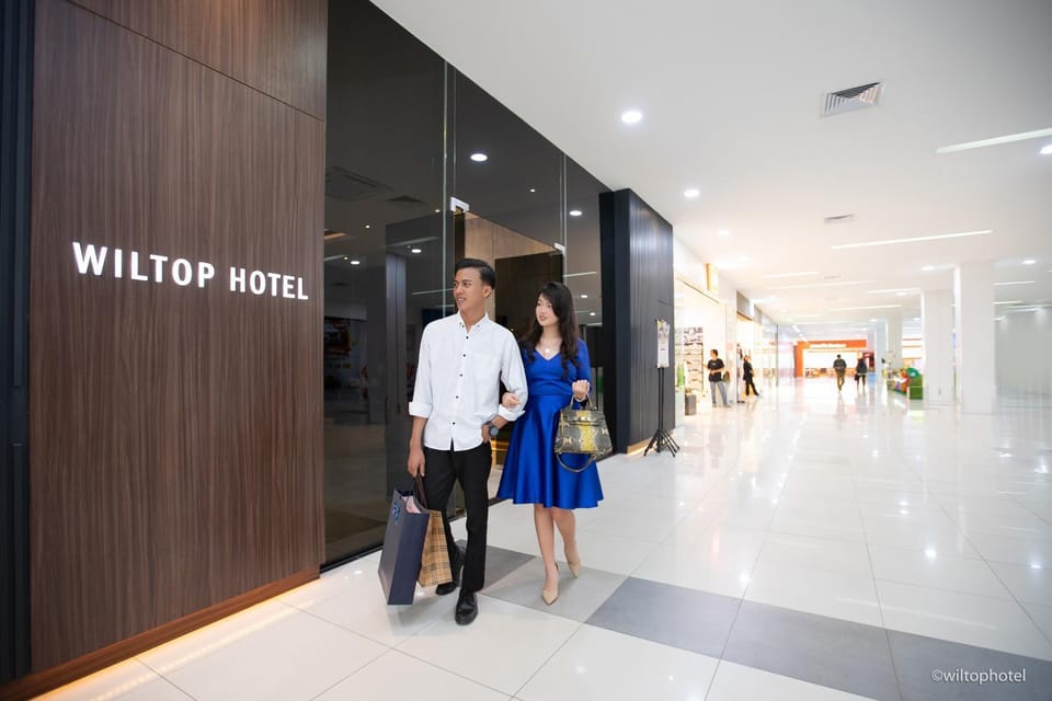 Property building, Guests, Shopping Area, group of guests