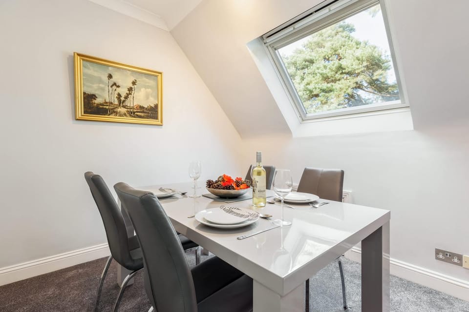 The Gables Penthouse - 15-Minute Walk to Branksome Chine Beach Apartment in Poole