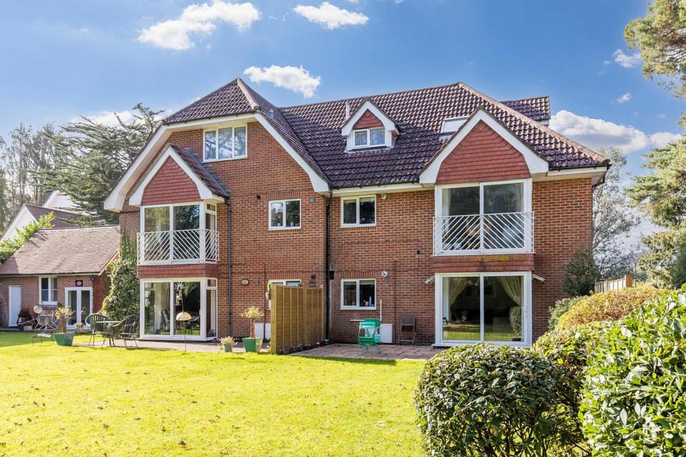 The Gables Penthouse - 15-Minute Walk to Branksome Chine Beach Apartment in Poole