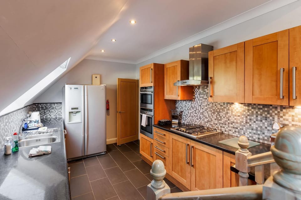 The Gables Penthouse - 15-Minute Walk to Branksome Chine Beach Apartment in Poole