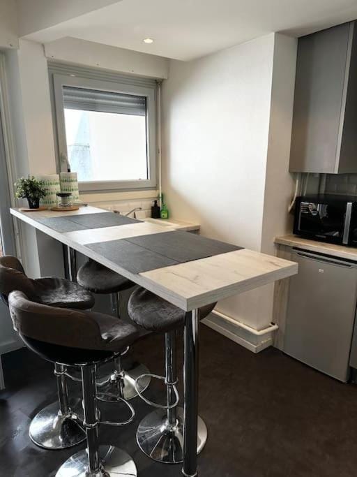 Kitchen or kitchenette, Dining area, hair dresser, minibar