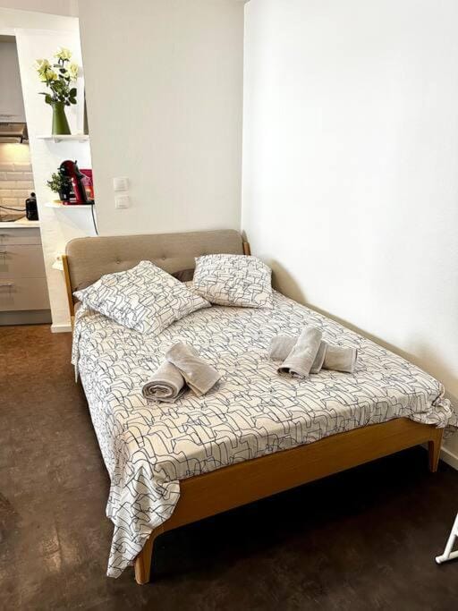 Bed, towels