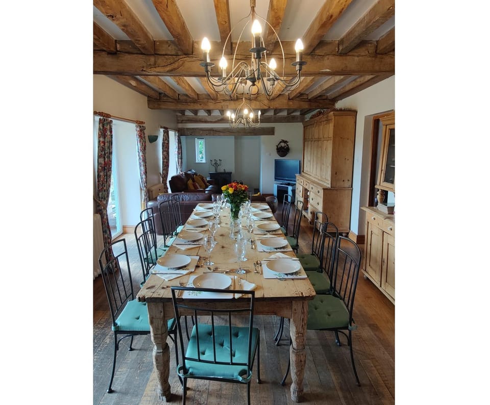 Living room, Food and drinks, Seating area, Dining area, Food