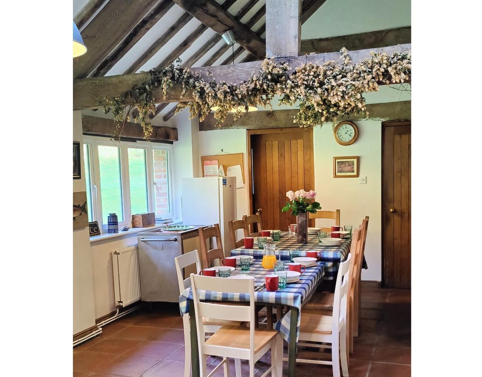 Kitchen or kitchenette, Food and drinks, Dining area, Food, Breakfast, Lunch, Dinner, kitchen