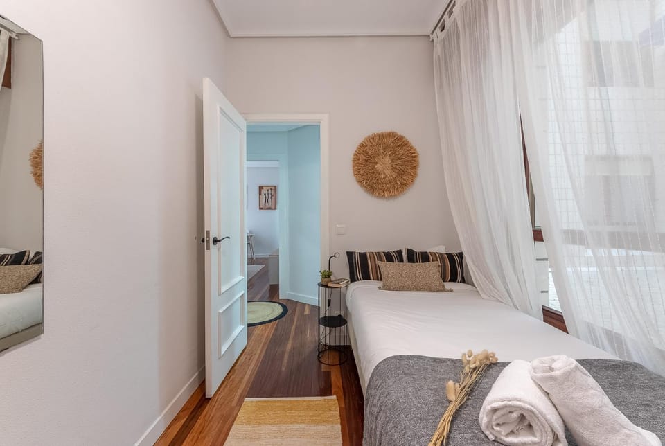 Photo of the whole room, Bedroom