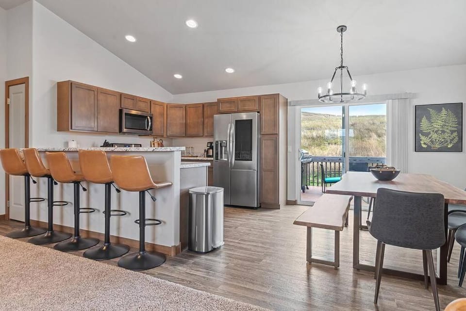 Kitchen or kitchenette, Seating area, Dining area