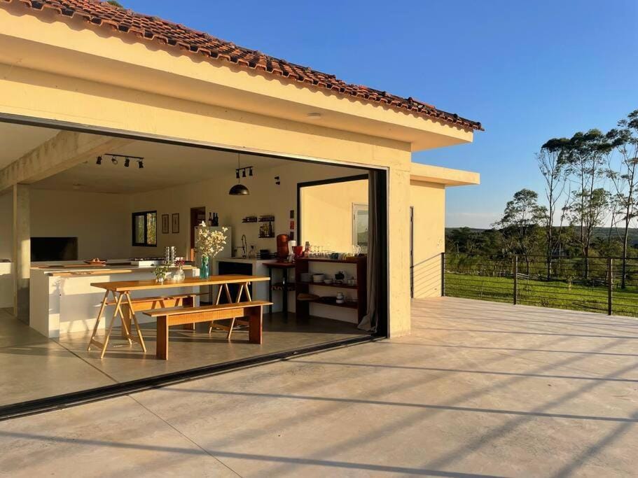 Property building, Day, Balcony/Terrace, Dining area