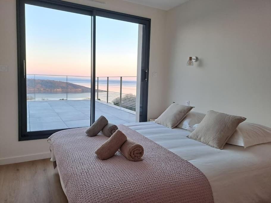 Bed, Natural landscape, Bedroom, Sea view, Sea view, towels