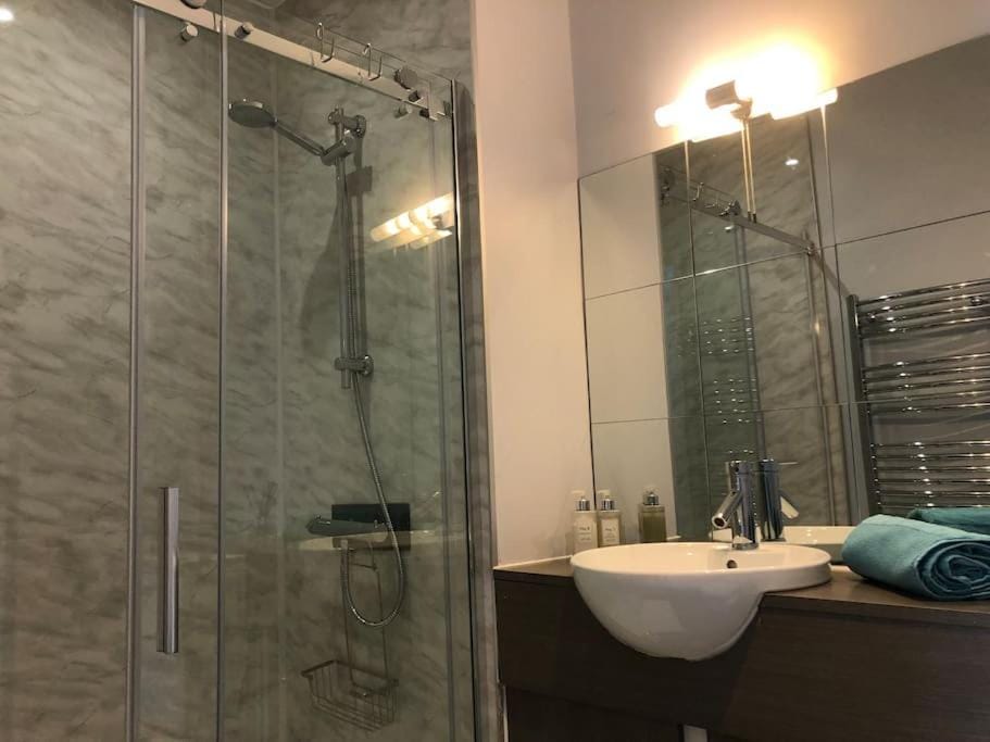 Shower, towels