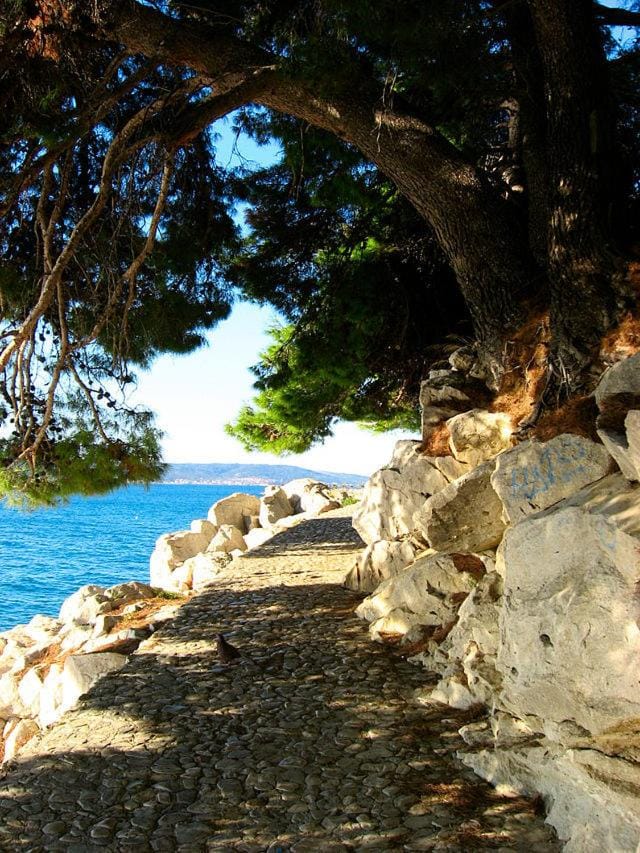 Nearby landmark, Neighbourhood, Natural landscape