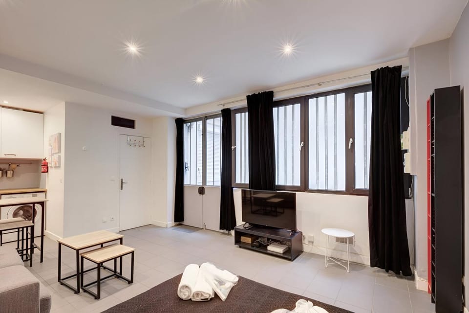 Bed, TV and multimedia, Living room, Bedroom, towels
