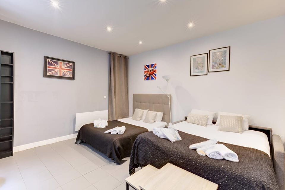 Bed, Bedroom, towels