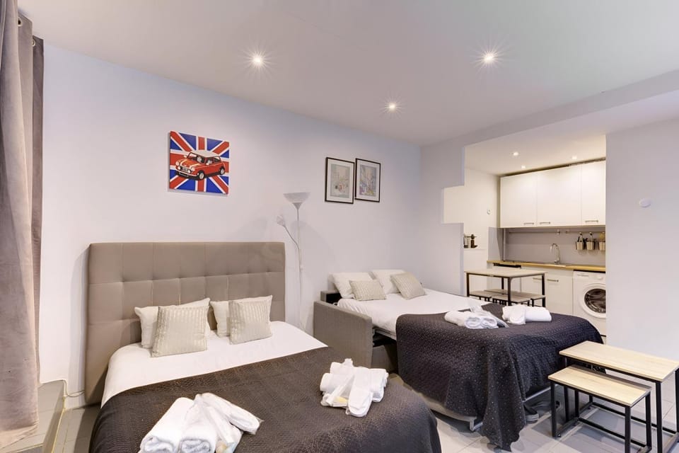 Bed, Living room, Dining area, Bedroom, towels