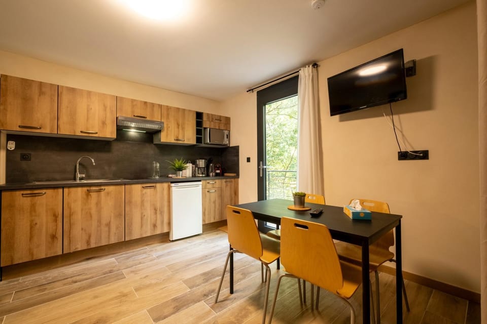 Communal lounge/ TV room, TV and multimedia, Kitchen or kitchenette, Dining area, minibar, pet friendly, stove