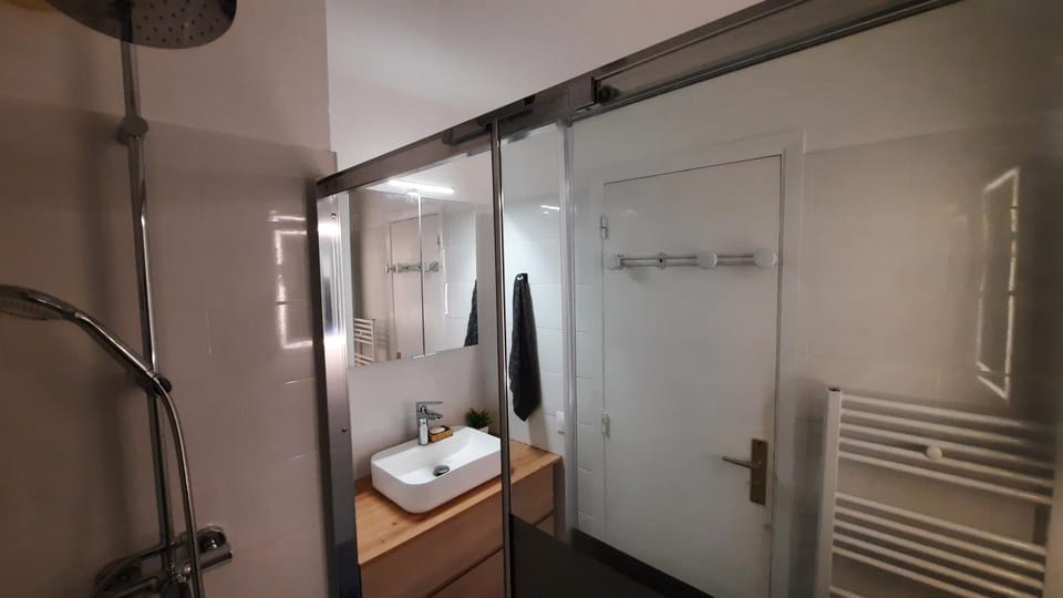 Shower, Bathroom, towels