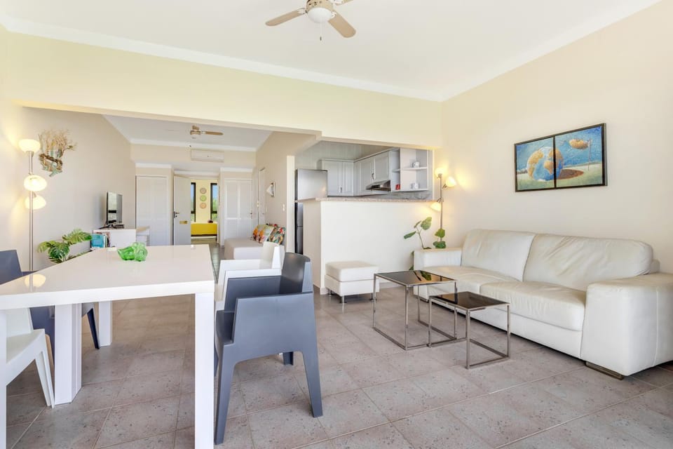 Kitchen or kitchenette, Living room, Seating area, Dining area, fireplace, stove