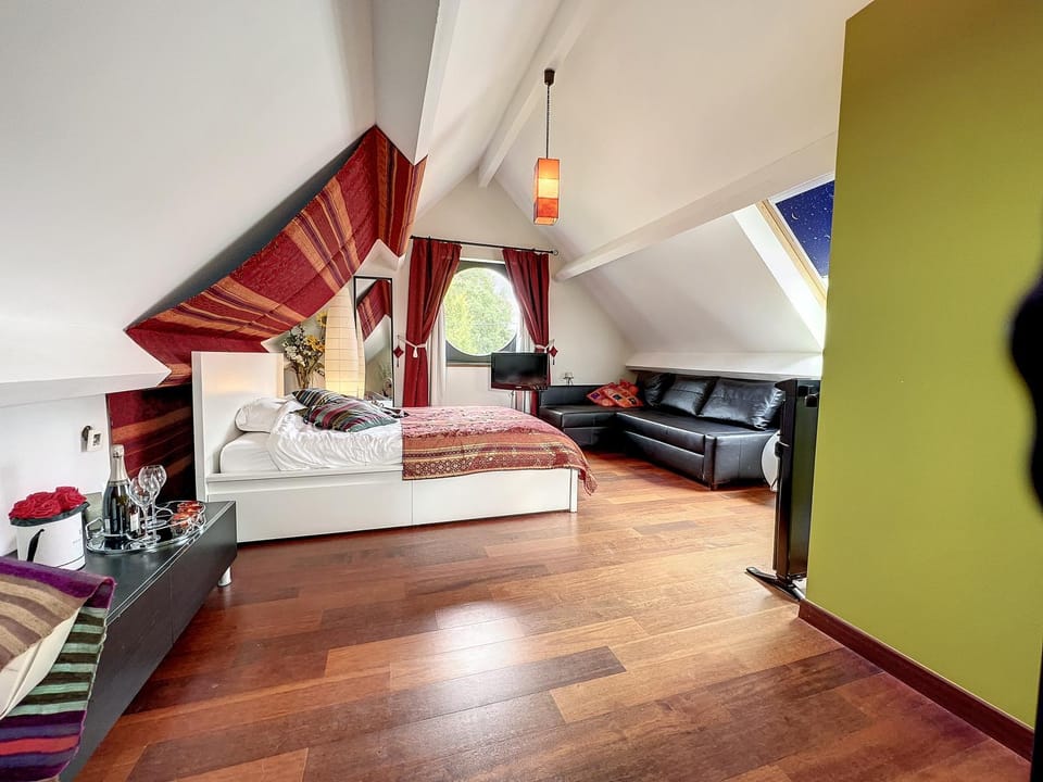 Photo of the whole room, Bedroom