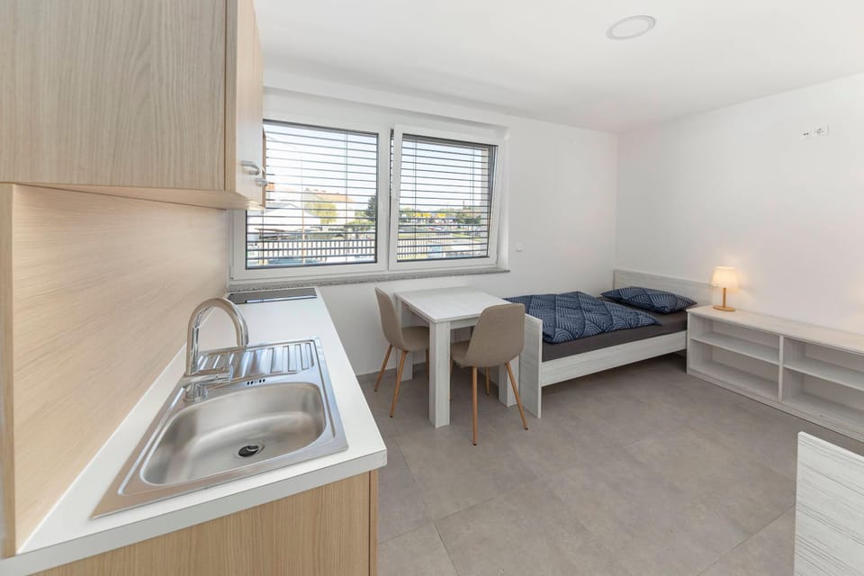 Bed, Kitchen or kitchenette, Photo of the whole room, Seating area, Bedroom