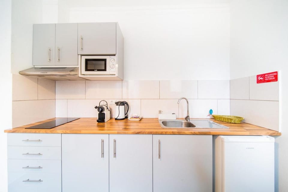 Kitchen or kitchenette, minibar, stove