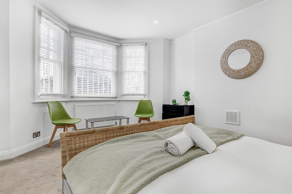 Bed, Seating area, Bedroom, internet