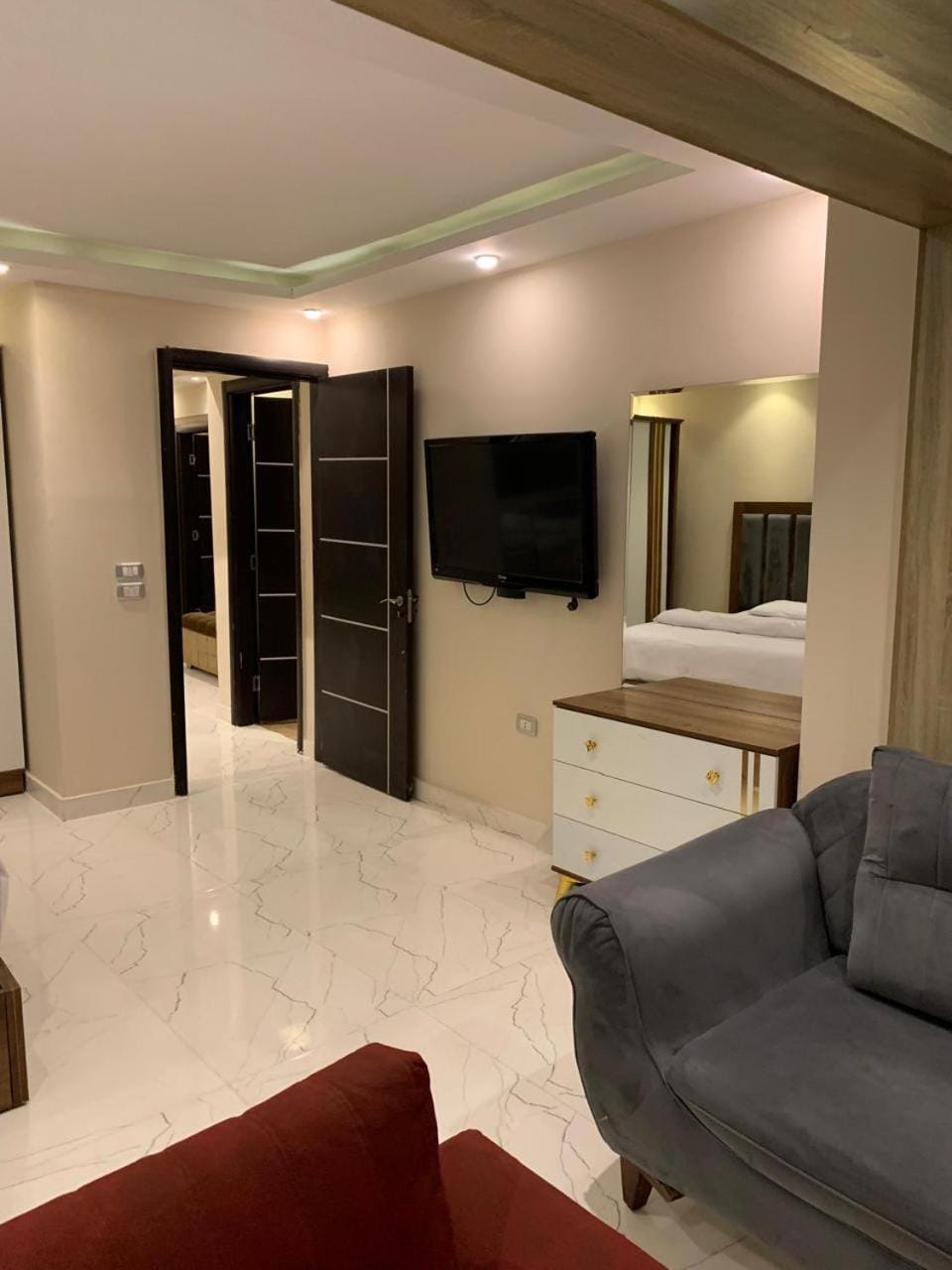 Bed, TV and multimedia, Photo of the whole room, wardrobe
