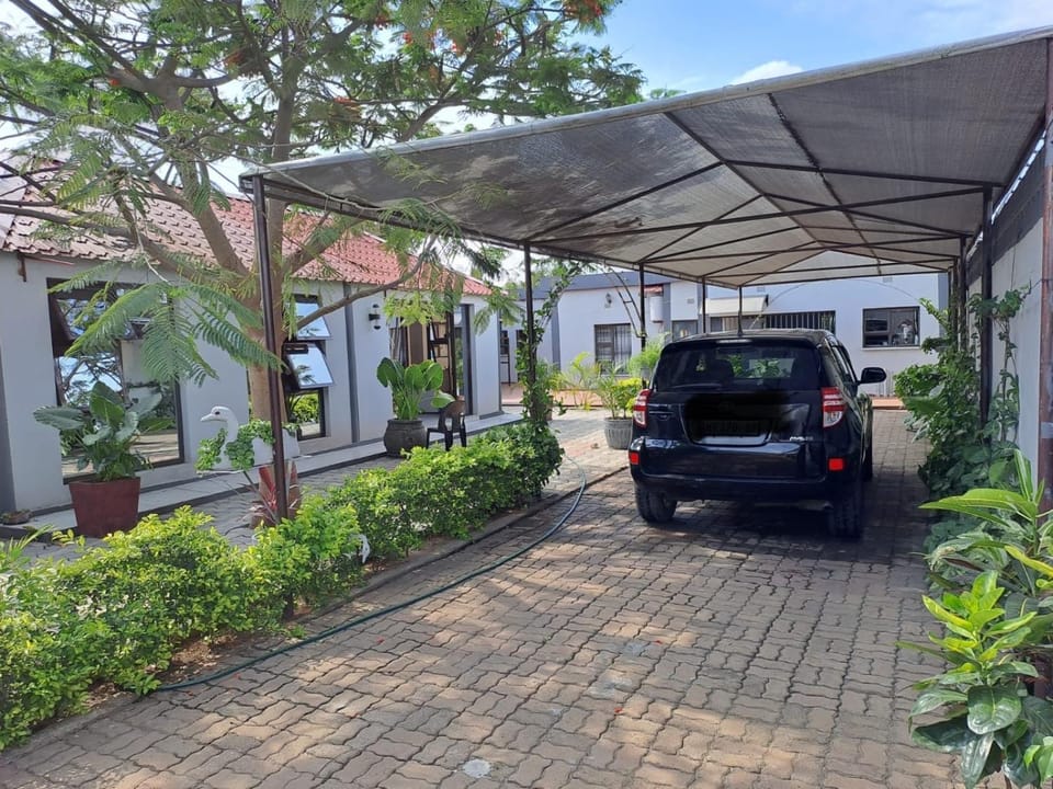 Property building, Day, Garden, Garden view, Parking