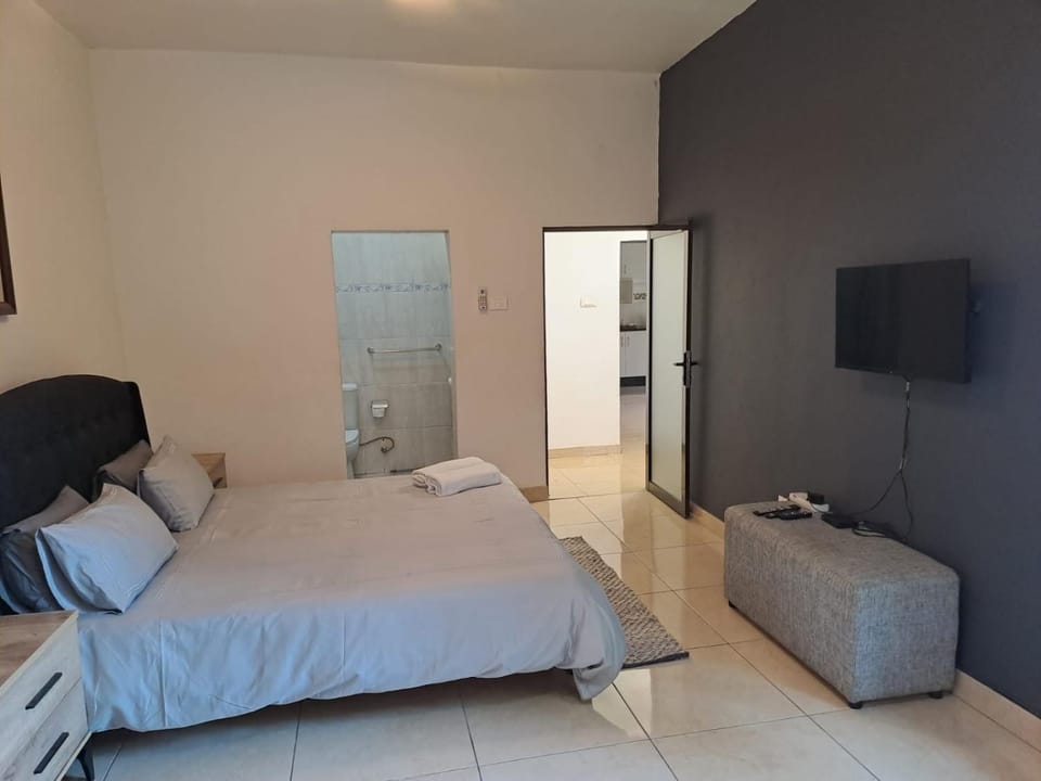 Bed, TV and multimedia, Photo of the whole room, Bedroom, towels, wardrobe