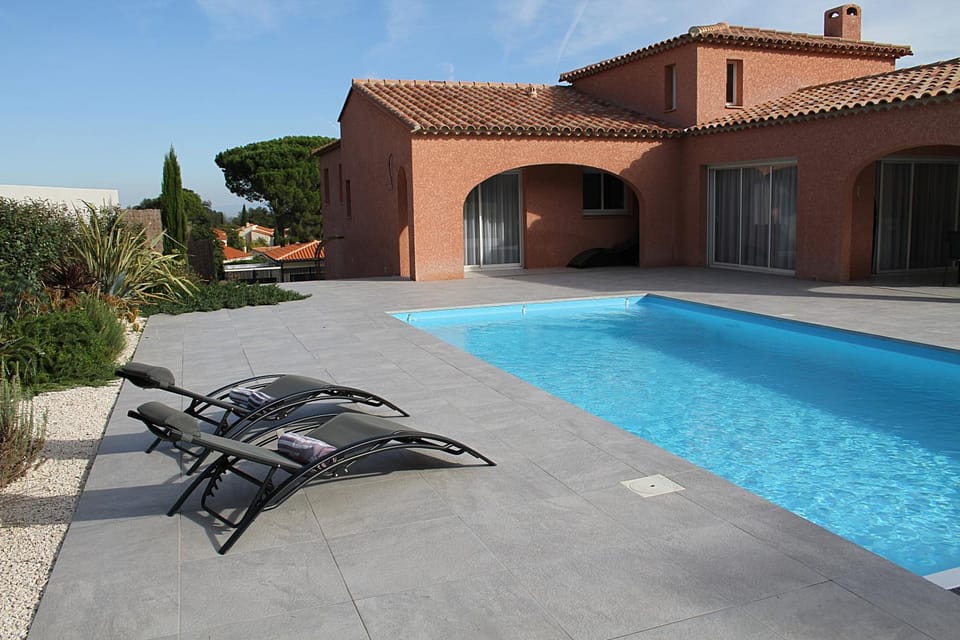 Swimming pool, sunbed