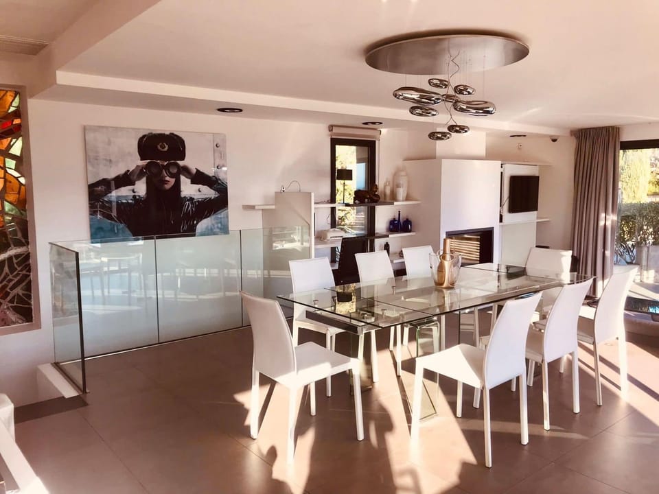 Living room, Seating area, Dining area, fireplace, air conditioner