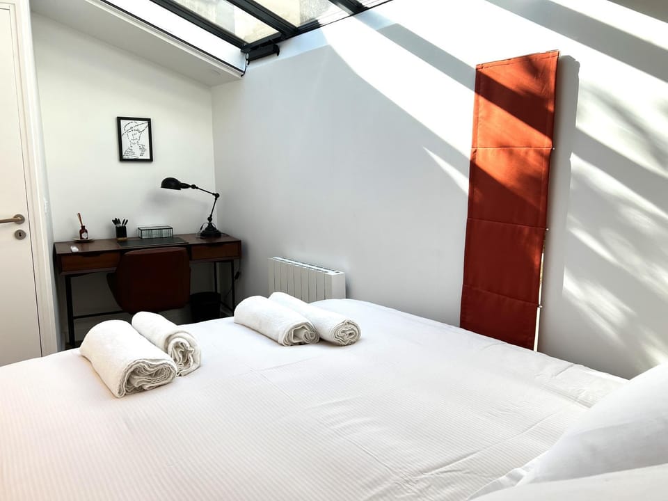 Bed, Photo of the whole room, Bedroom, towels
