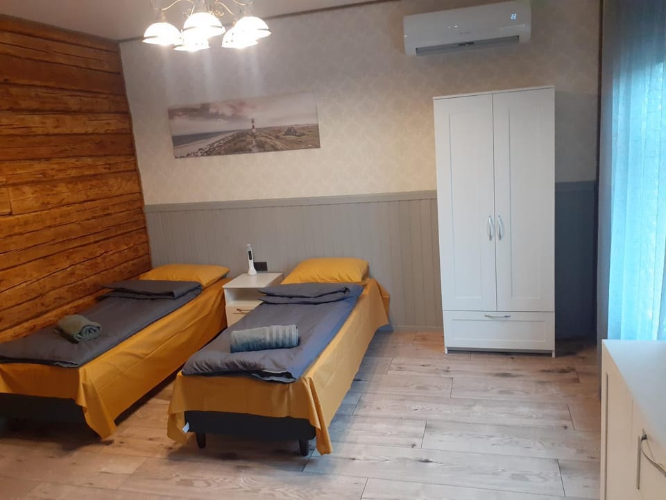 Bed, Living room, Photo of the whole room, Bedroom, air conditioner