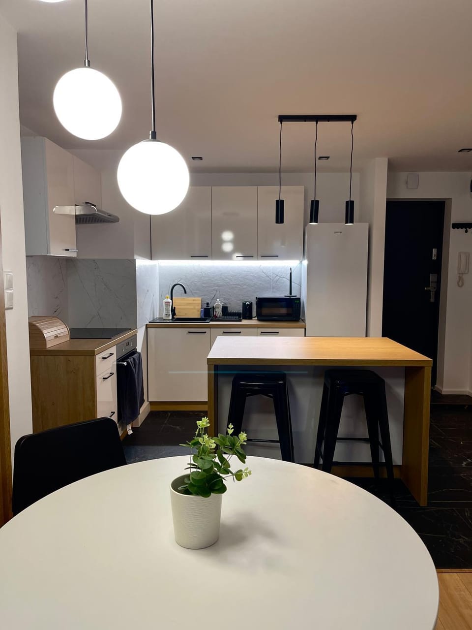 Kitchen or kitchenette, Dining area, minibar, stove