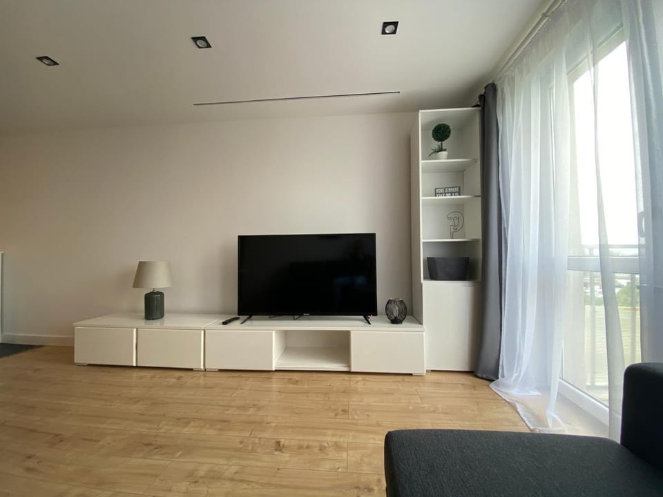 TV and multimedia, Living room, Evening entertainment