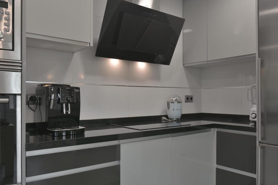 Coffee/tea facilities, Kitchen or kitchenette, stove