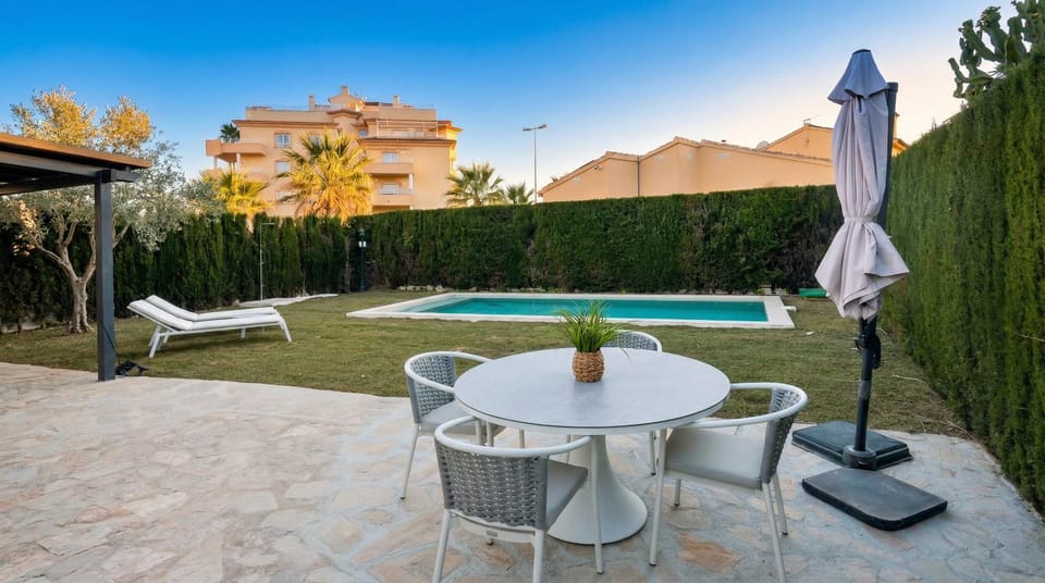 Dining area, Swimming pool