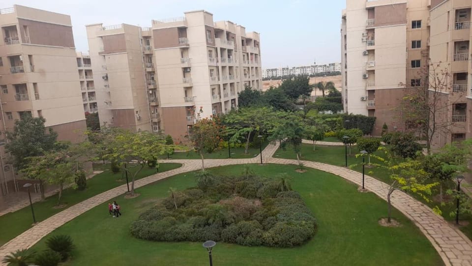 Property building, Day, Neighbourhood, Natural landscape, Garden, City view, Garden view, Street view