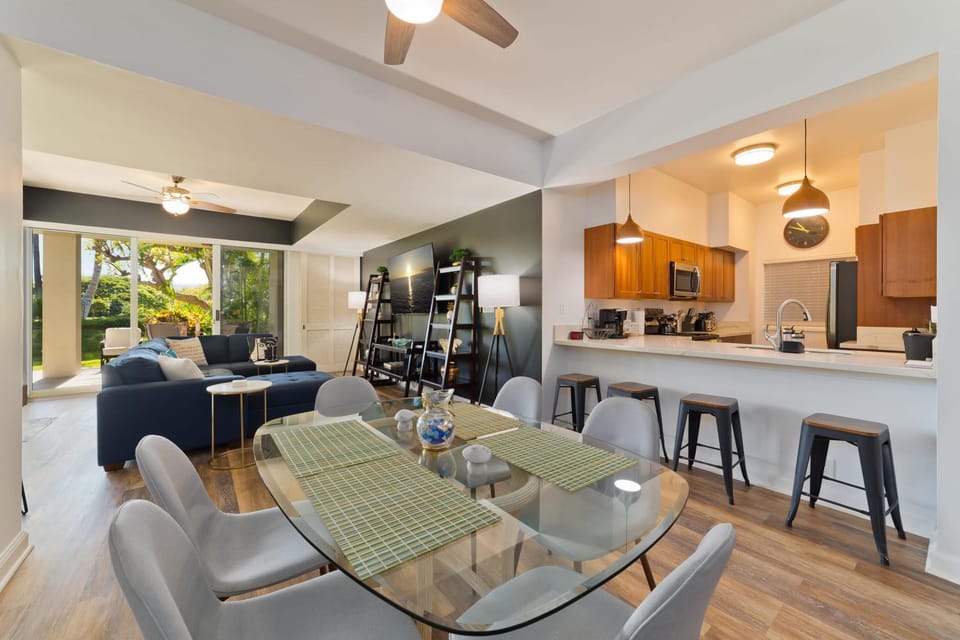 Coffee/tea facilities, Kitchen or kitchenette, Living room, Seating area, Dining area